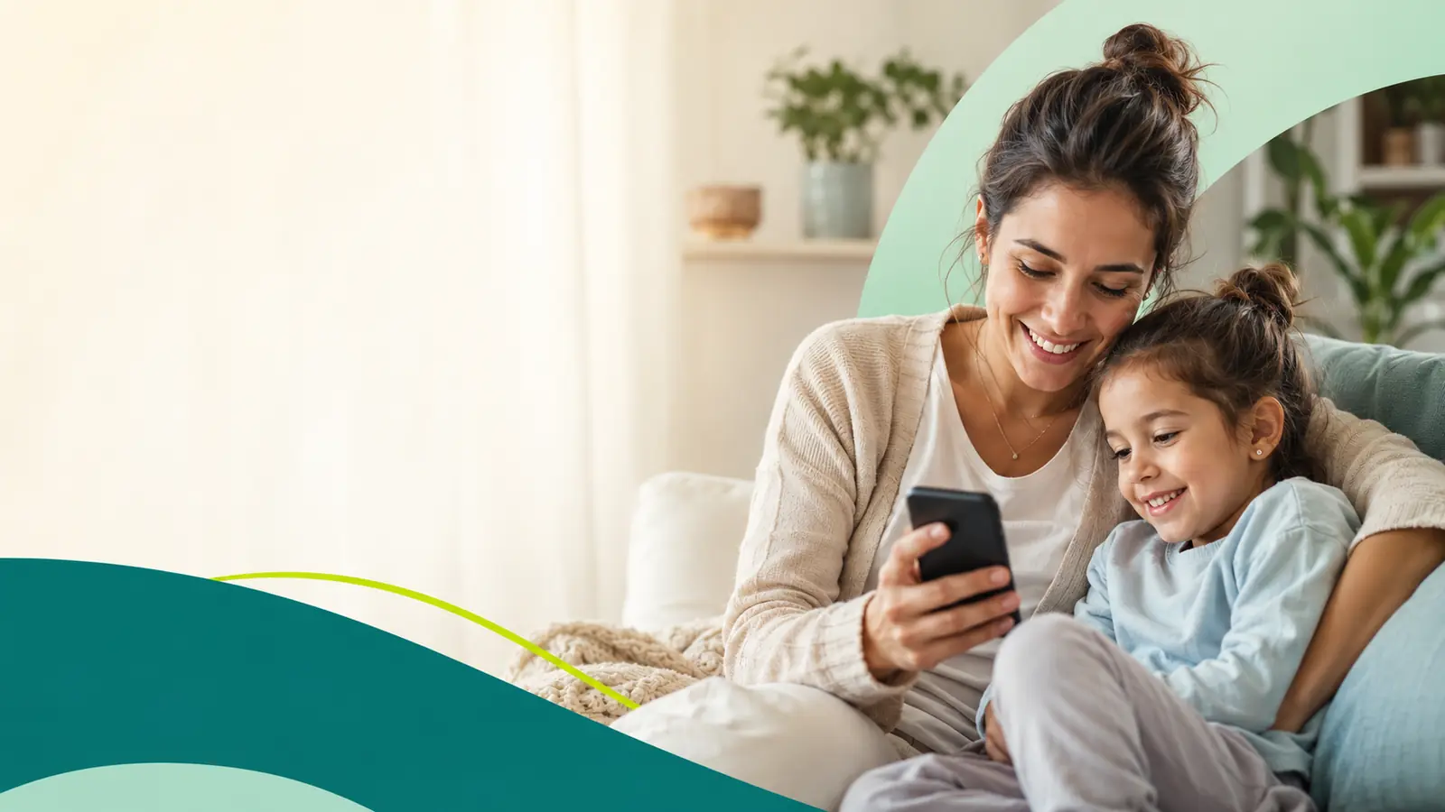 Mamá e hija revisando su cobertura de salud desde el celular